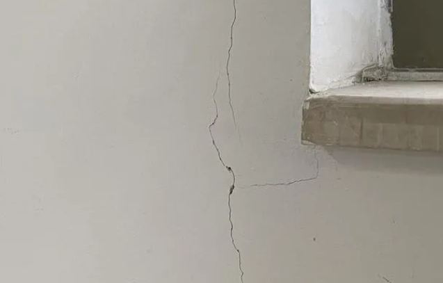 墻皮開裂脫落怎么辦？