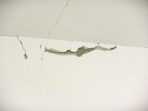 墻面開(kāi)裂、發(fā)霉怎么辦？